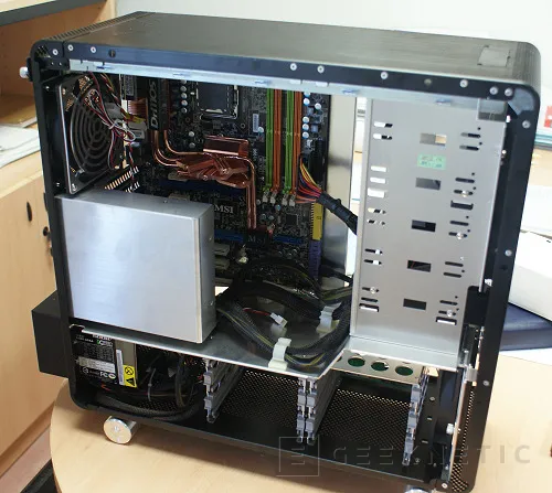 Geeknetic Lian-Li PC-V1000Z. Estilo y diseño para una caja de ensueño 12
