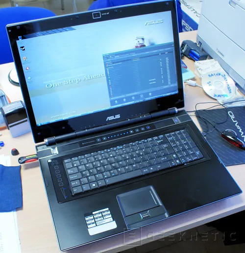 Geeknetic ASUS W90vp Notebook con Radeon Mobility 4870X2 1