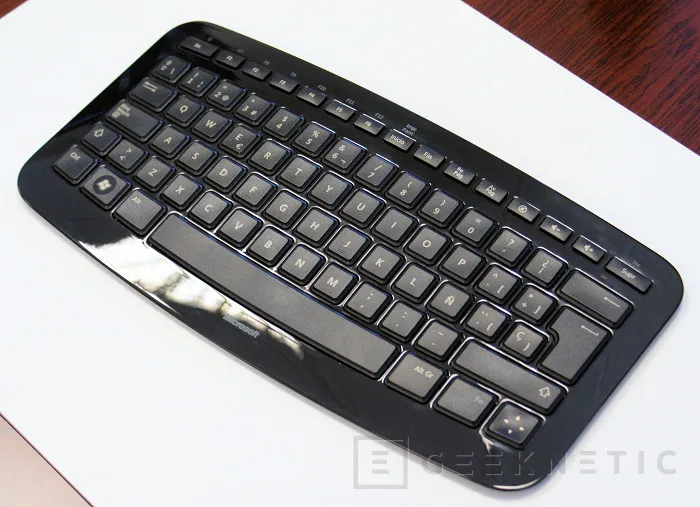 Geeknetic Microsoft Arc Keyboard 1