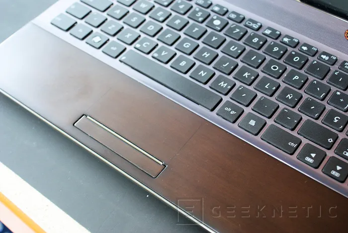 Geeknetic ASUS U33JC. El ordenador portátil fabricado con madera de Bambú 6