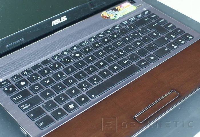 Geeknetic ASUS U33JC. El ordenador portátil fabricado con madera de Bambú 15