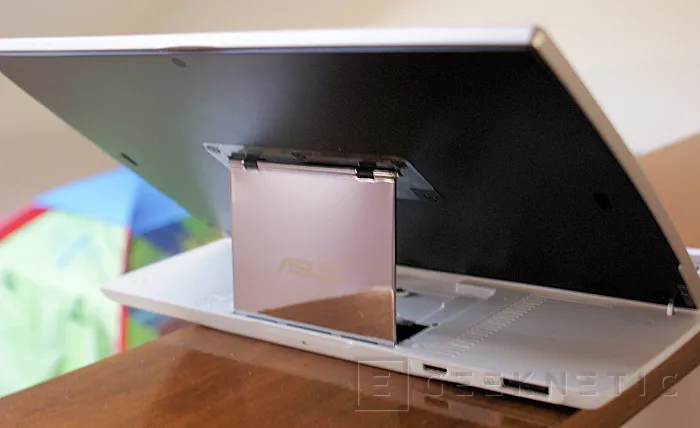 Geeknetic ASUS Eee Pad Slider 10