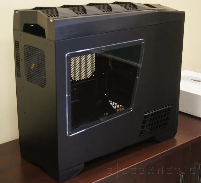 Geeknetic Silverstone Raven RV03 11