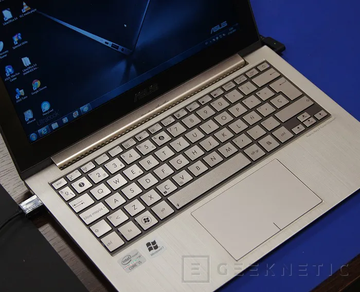 Geeknetic ASUS ZenBook UX21E 10