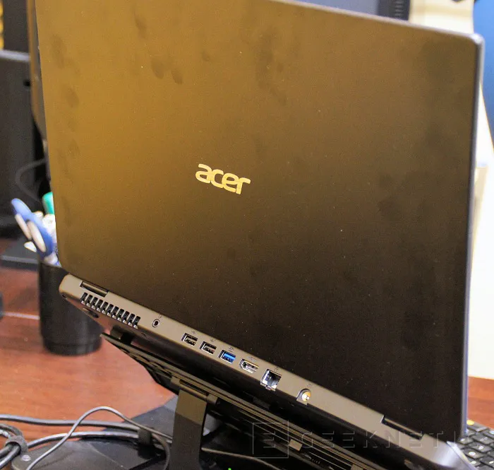 Geeknetic Acer TimelineU M3-581TG 6