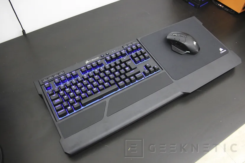 Geeknetic Corsair K63 Wireless y Gaming Lapboard 12