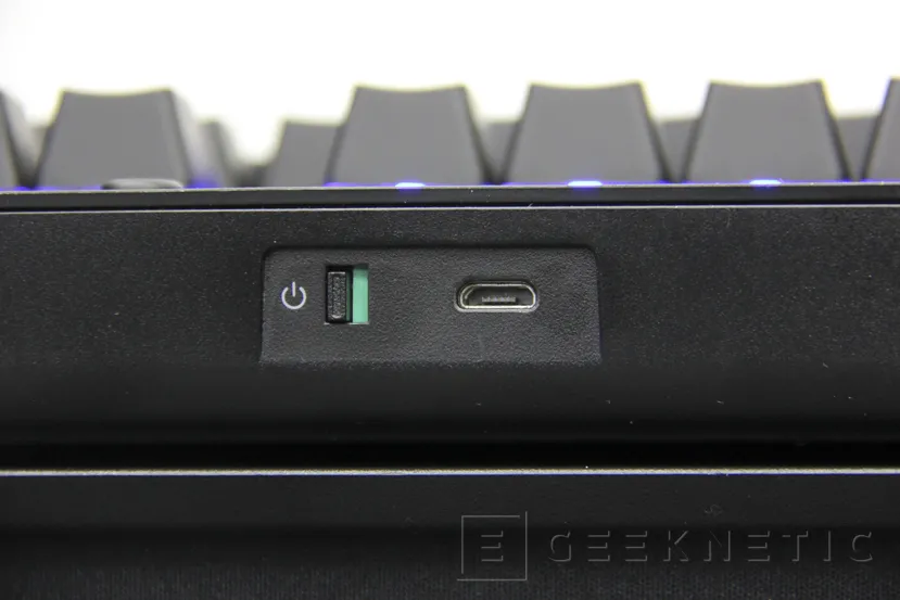 Geeknetic Corsair K63 Wireless y Gaming Lapboard 10