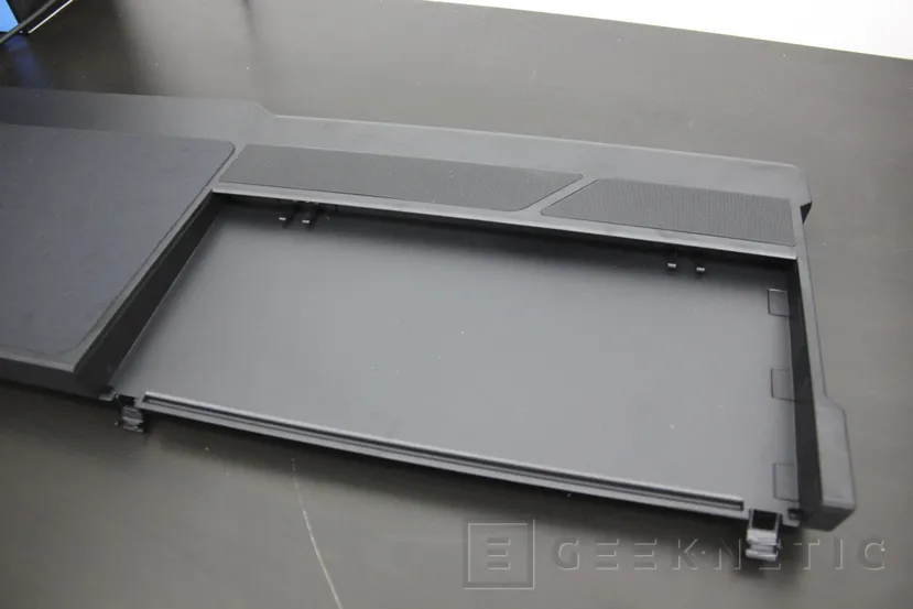Geeknetic Corsair K63 Wireless y Gaming Lapboard 14